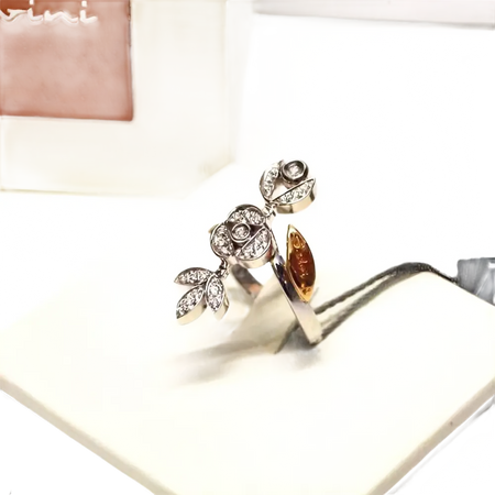 Anello in oro e diamanti ct 0,18 Provence di Salvini con design floreale e ambra
