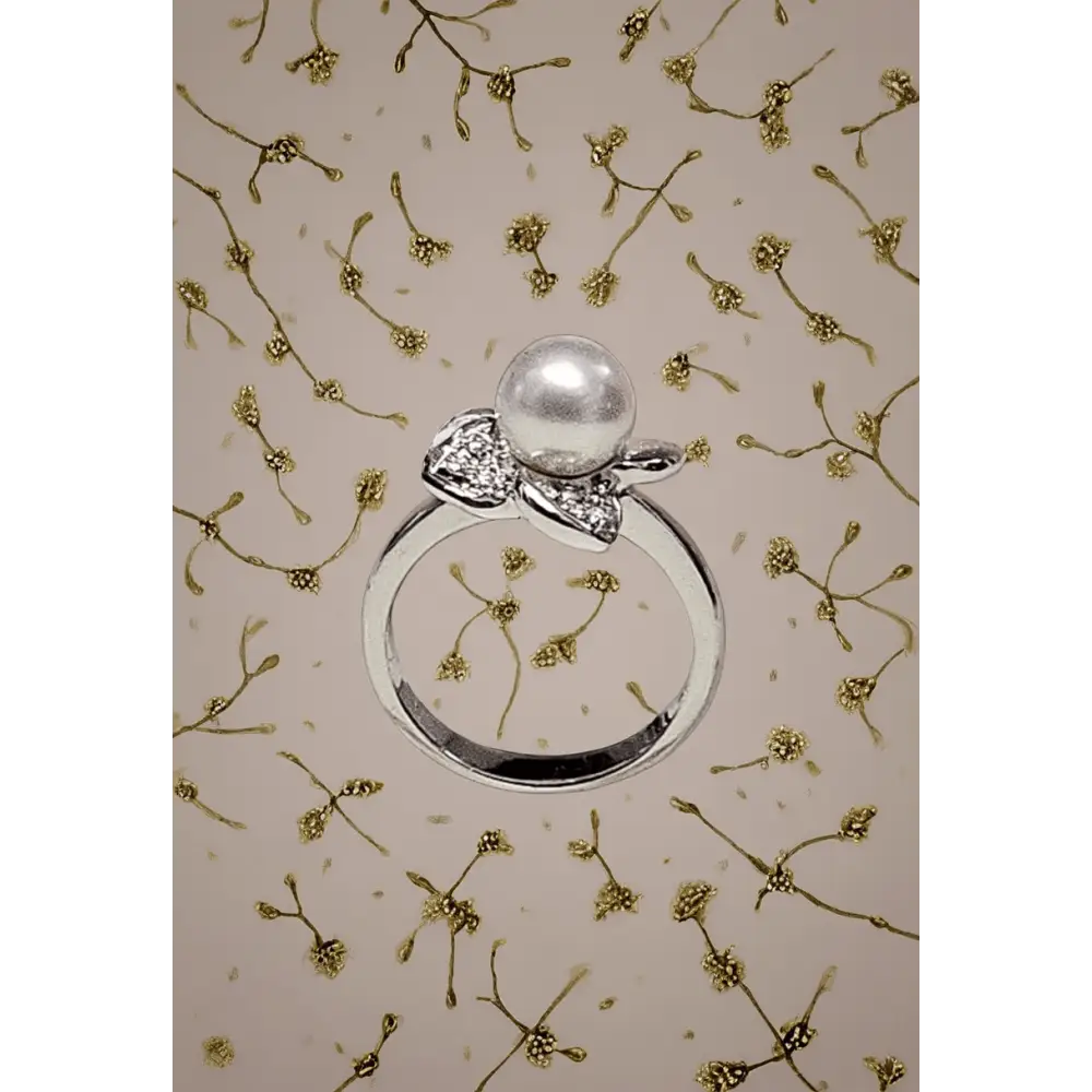 anello oro bianco a fiore con perla e diamanti di Salvini|bonini-ioielli