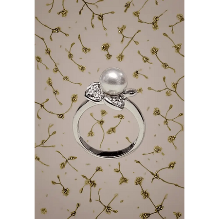 anello oro bianco a fiore con perla e diamanti di Salvini|bonini-ioielli