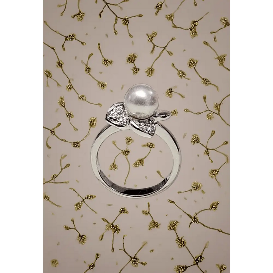 anello oro bianco a fiore con perla e diamanti di Salvini|bonini-ioielli