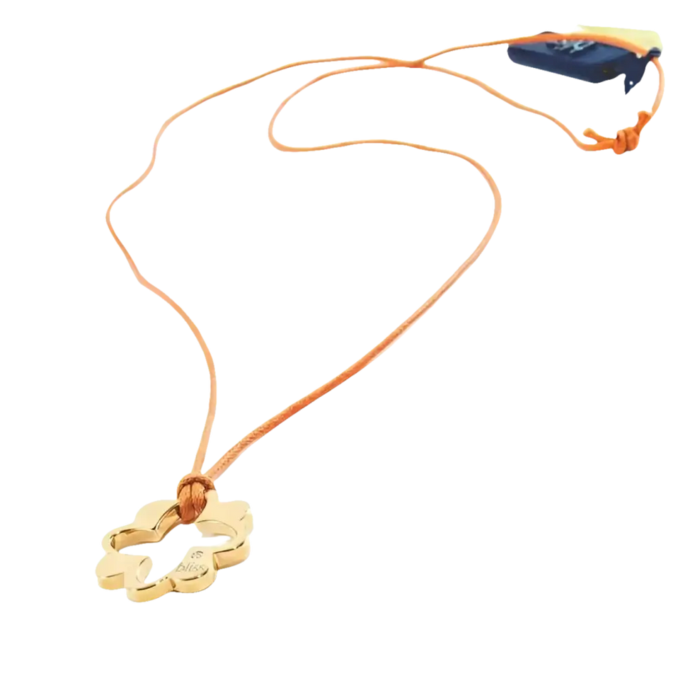 Pendente floreale in tono oro con cordoncino arancione sulla collana BLISS Quadrifoglio