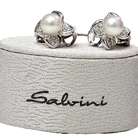 Orecchini oro bianco a fiore con perla e diamanti di Salvini|bonini-gioielli