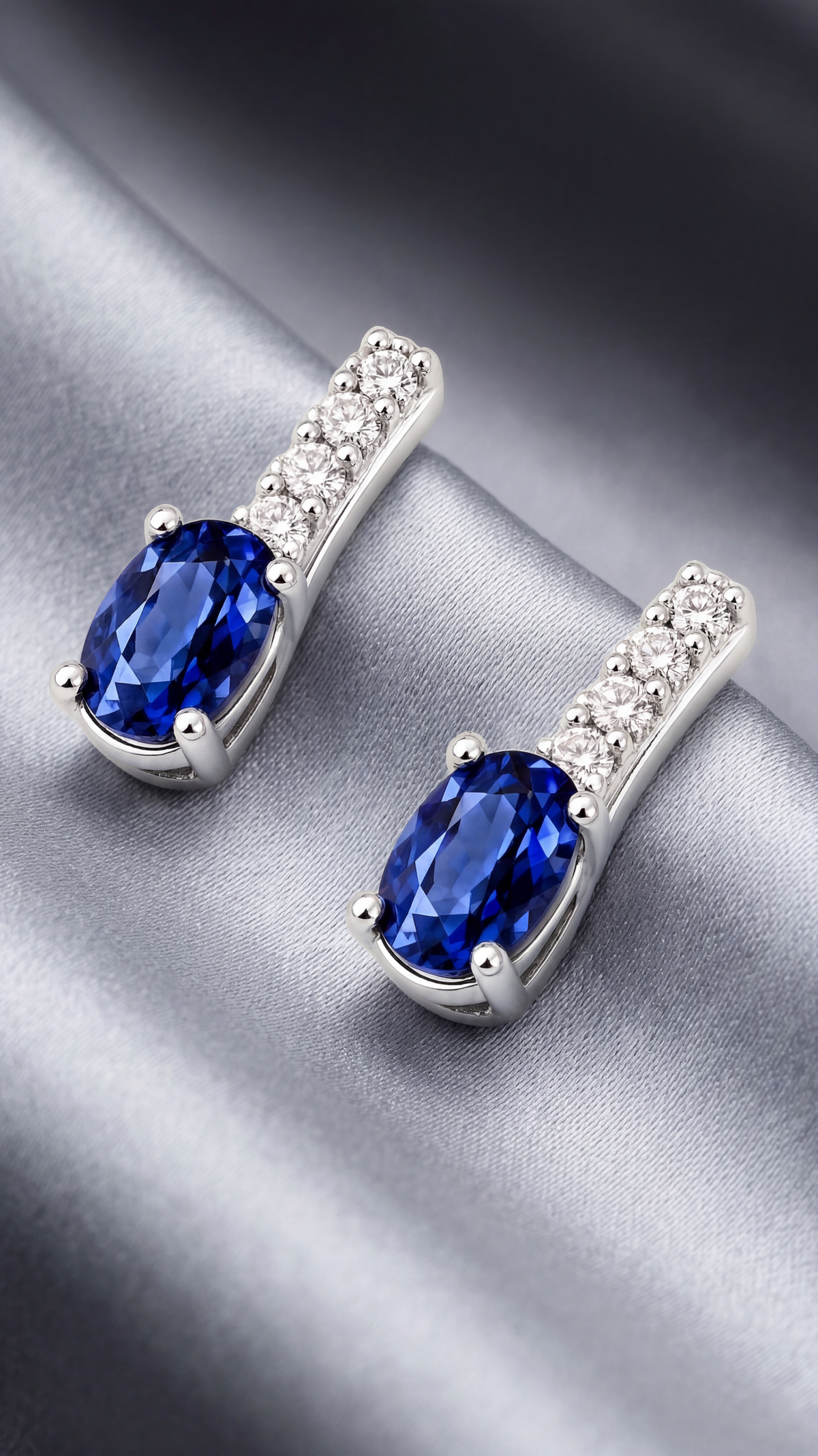 Orecchini pendenti oro bianco, diamanti e zaffiri blu|bonini-gioielli