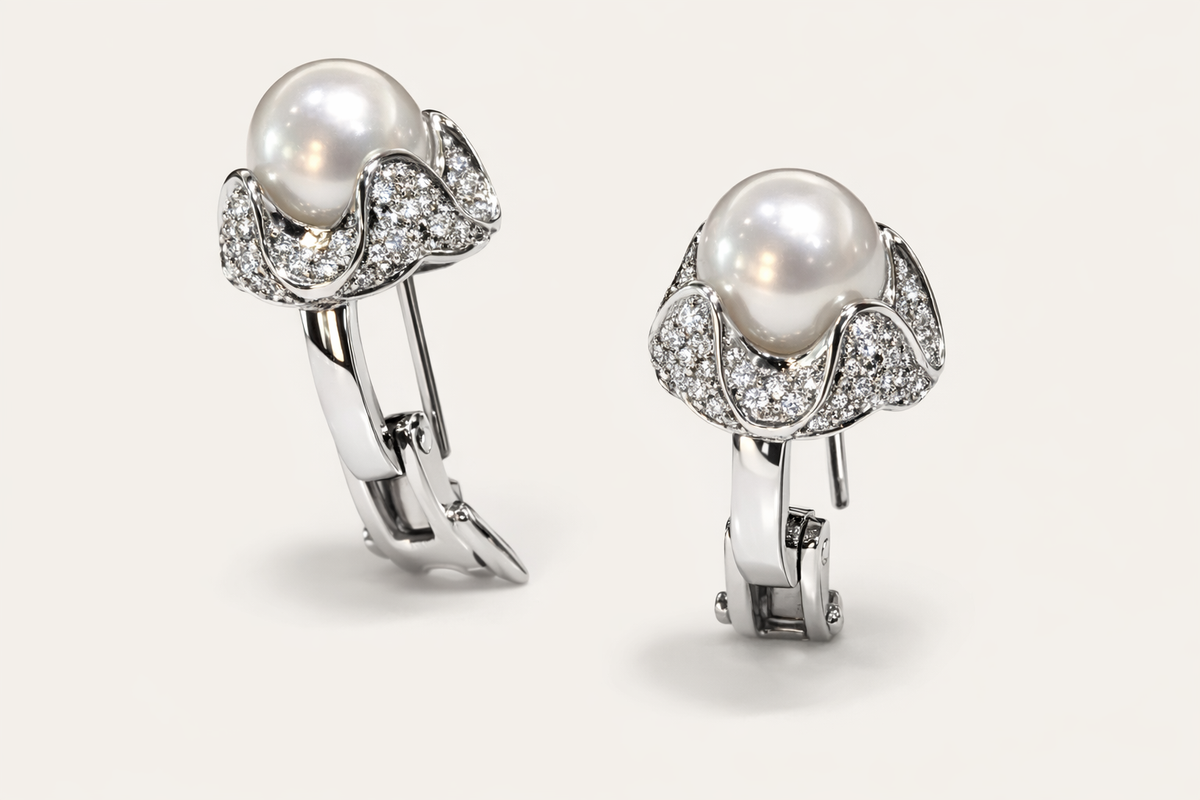 Orecc|bonini-gioiellihini Oro Bianco Perla e contorno Diamanti Salvini