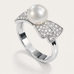 Anello Oro Bianco, Perla e fiocchetto di diamanti Salvini|bonini-gioielli