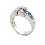 Anello in Oro Bianco con diamanti pavé e topazi azzurri brillanti