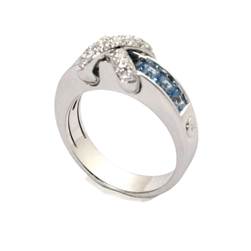 Anello in Oro Bianco con diamanti pavé e topazi azzurri brillanti