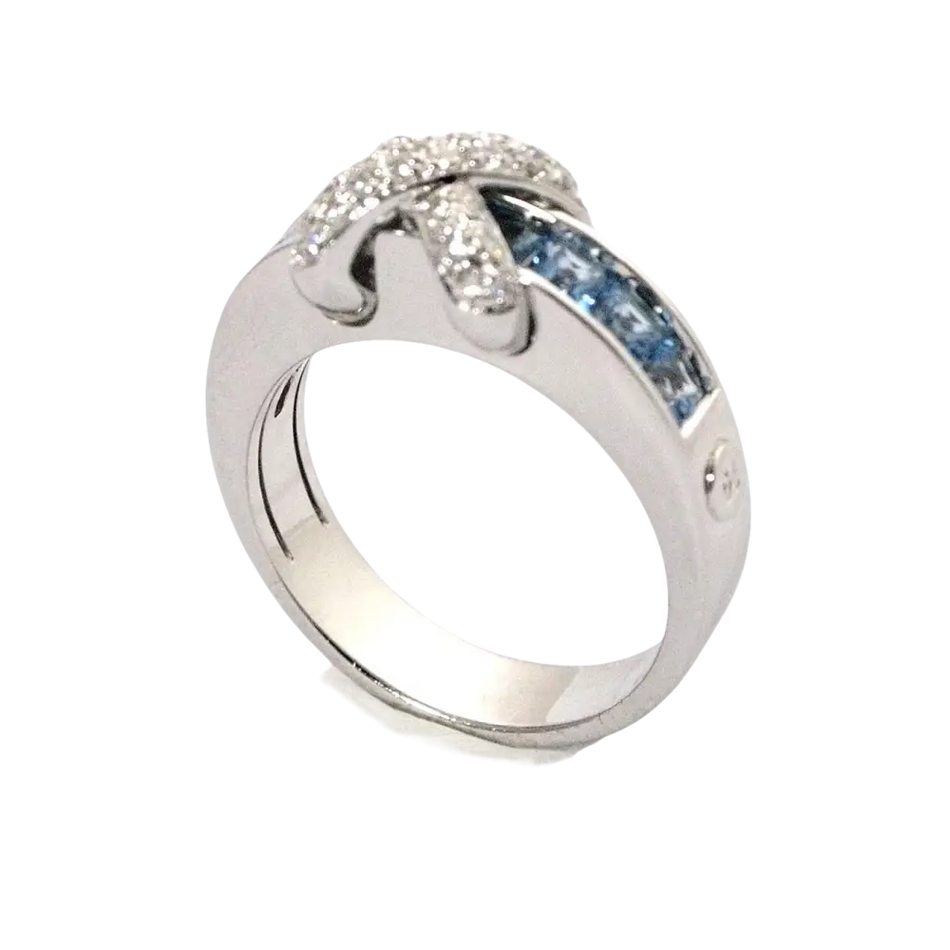 Anello in Oro Bianco con diamanti pavé e topazi azzurri brillanti