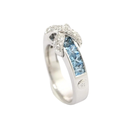 Anello in oro bianco con fiocco di diamanti e topazi azzurri a taglio princess
