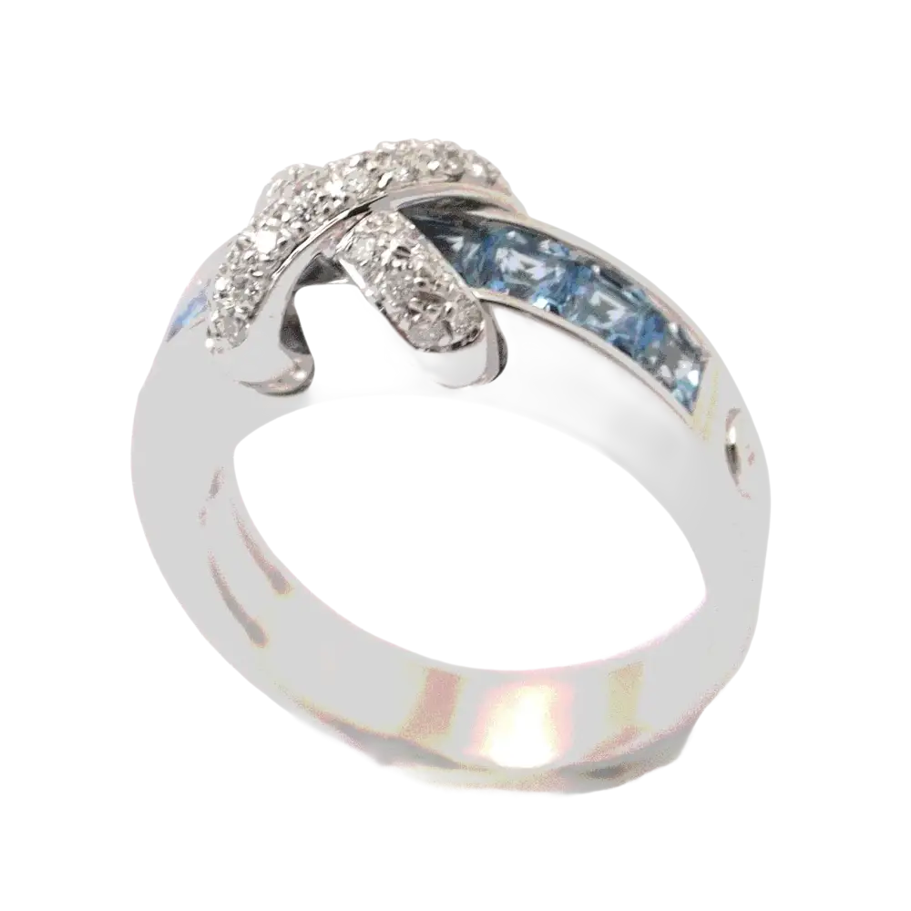 Anello in Oro Bianco con nodo di diamanti e topazi azzurri sul band
