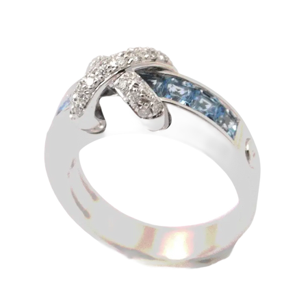 Anello in Oro Bianco con nodo di diamanti e topazi azzurri sul band