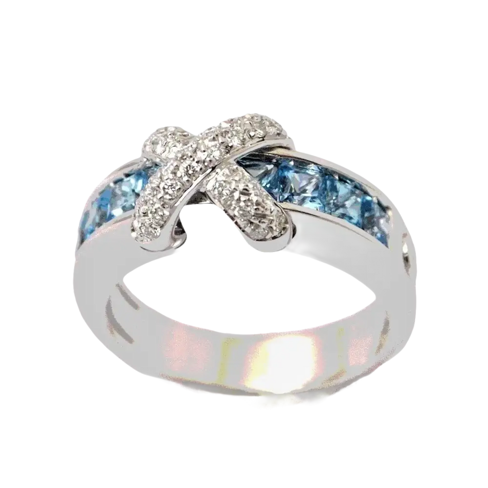 Anello in Oro Bianco con diamanti pavé e topazi azzurri a incastro