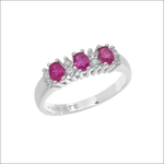 Anello Duchessa in oro bianco con rubini ovali e diamanti