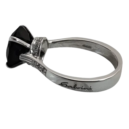 Anello in argento con onice nero e diamanti della collezione Crown di Salvini