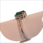 Anello Smeraldo e diamanti COMETE ANB 1896 con smeraldo a taglio smeraldo e halo di diamanti