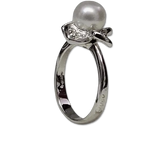 anello oro bianco a fiore con perla e diamanti di Salvini|bonini-gioielli