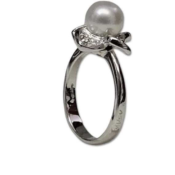 anello oro bianco a fiore con perla e diamanti di Salvini|bonini-gioielli