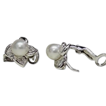 Orecchini oro bianco a fiore parure con anello oro bianco a fiore con perla e diamanti di Salvini|bonini-gioielli