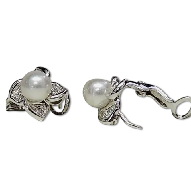 Orecchini oro bianco a fiore parure con anello oro bianco a fiore con perla e diamanti di Salvini|bonini-gioielli