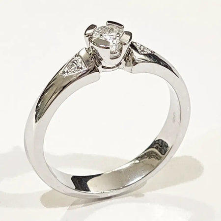 Anello oro bianco Diamante centrale due a lato Salvini|bonini-gioielli