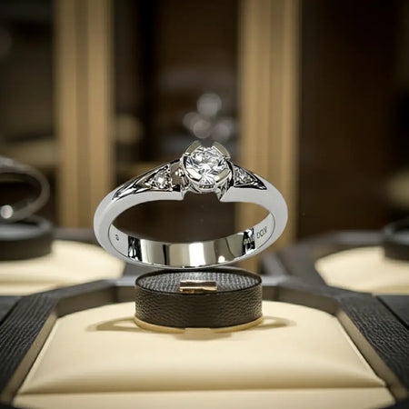 Anello oro bianco Diamante centrale due a lato Salvini|bonini-gioielli