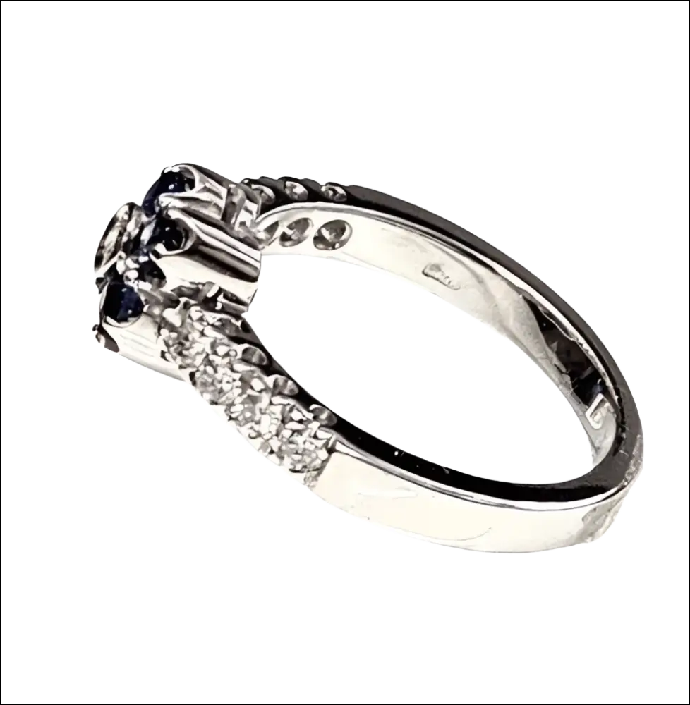 Anello oro bianco con zaffiro blu e diamanti Ceva Gioielli