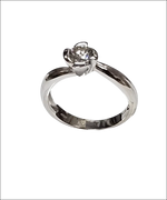 Anello oro bianco e diamante solitario ct 0,55 elegante con prong a fiore