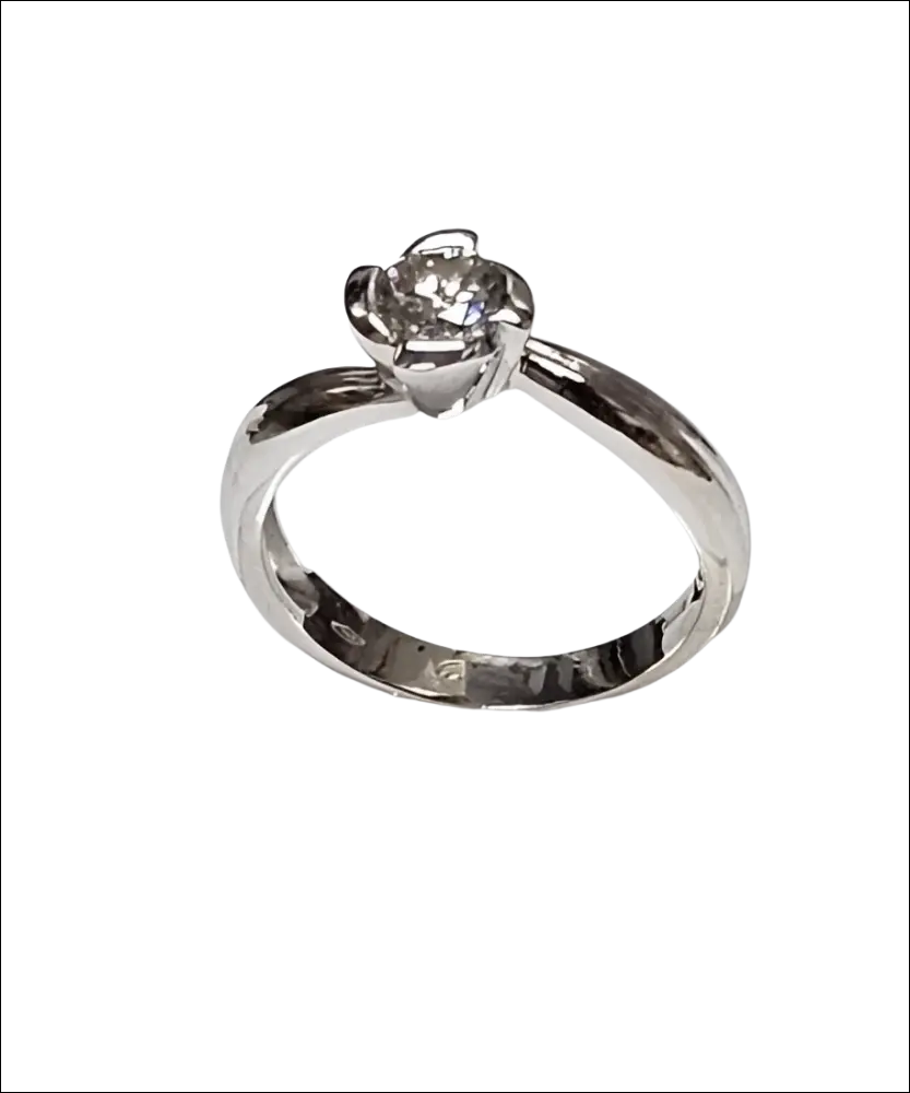 Anello oro bianco e diamante solitario ct 0,55 elegante con prong a fiore