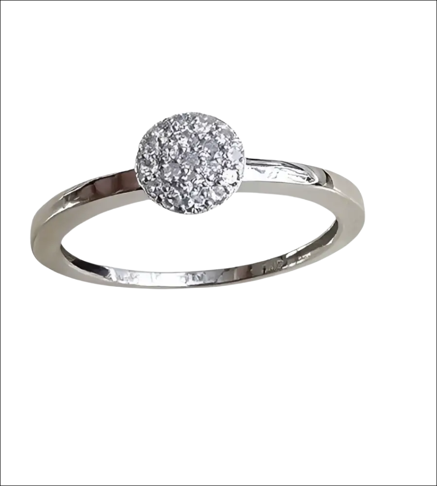 Anello Oro Bianco e Diamanti Bliss: elegante fede dargento con cluster di diamanti rotondo a pavé