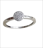 Anello Oro Bianco e Diamanti Bliss: elegante fede dargento con cluster di diamanti rotondo a pavé