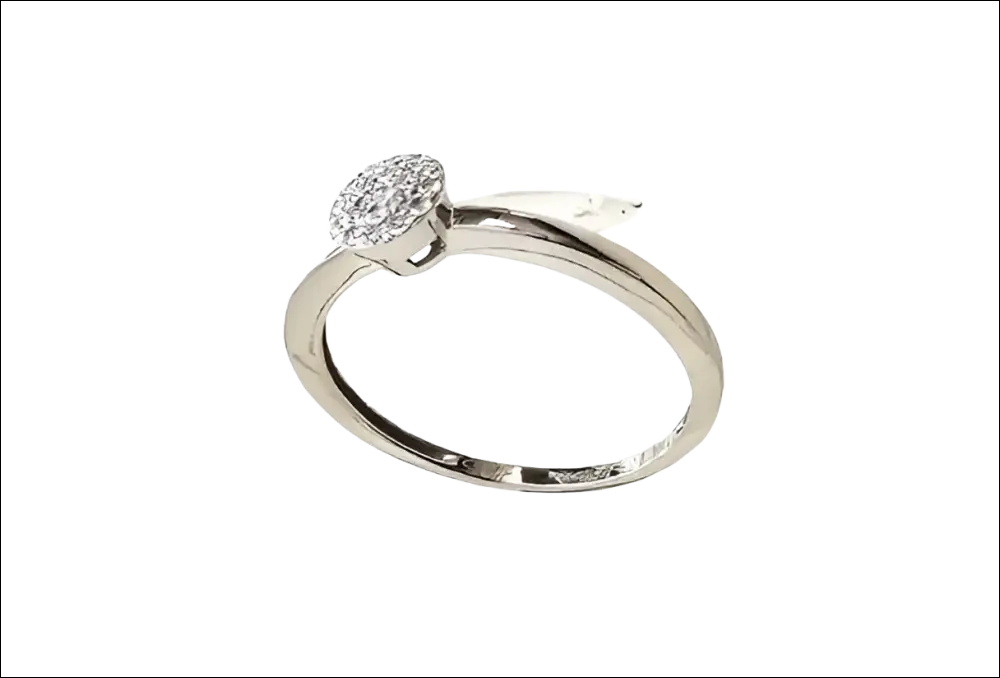 Anello Oro Bianco e Diamanti Bliss: elegante anello argento con cluster di diamanti pavé