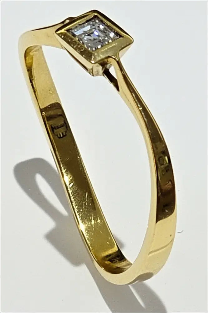 Anello Oro Giallo 750/1000 e Diamante Carré 0,16 ct|bonini-gioielli