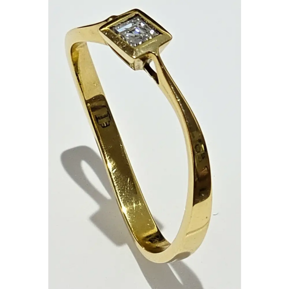 Anello Oro Giallo 750/1000 e Diamante Carré 0,16 ct|bonini-gioielli