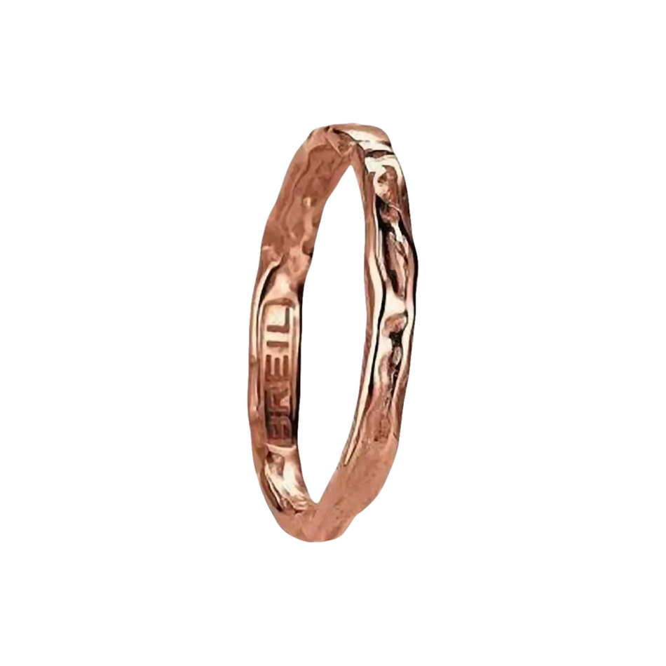 Anello in oro rosa con finitura martellata della collezione Breil Milano Desideri