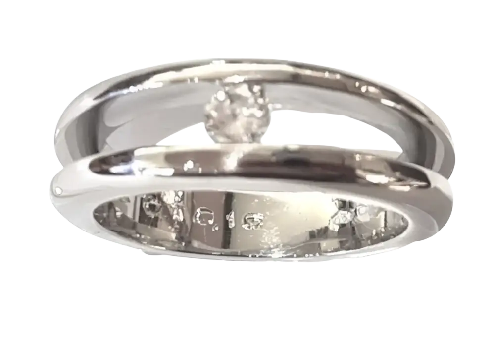 Anello Platino con Diamante Solitario elegante design moderno