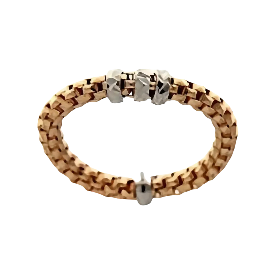 Bracciale rosa oro con tre perle argentate e una piccola perlina su Anello Rockstar Estensibile