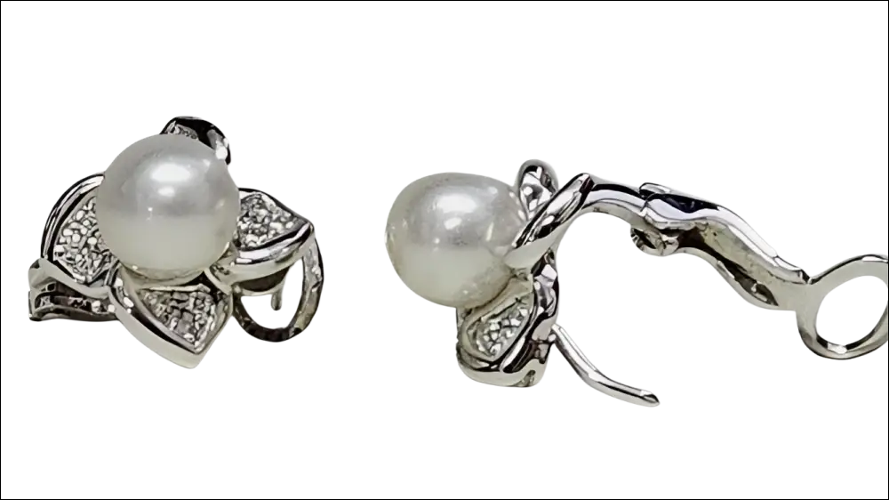 Orecchini Anello Salvini a forma di fiore in oro bianco con perla centrale e diamanti scintillanti