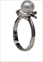Anello Salvini oro bianco con perla e diamanti a forma di fiocco