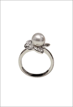 Anello Salvini oro bianco con perla e diamanti a fiocco