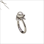 Anello Salvini oro bianco con perla e diamanti a fiocco