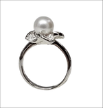 Anello Salvini oro bianco con perla e diamanti in design floreale