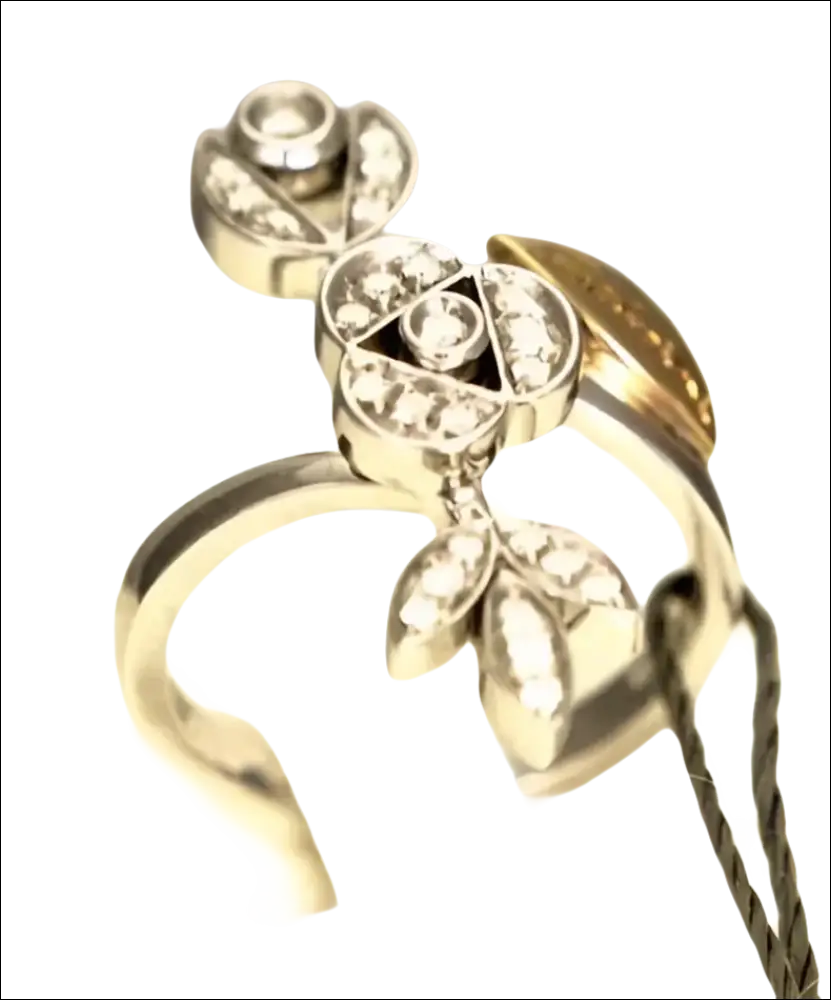 Anello in oro e diamanti ct 0,18 Provence di Salvini con design floreale elegante