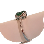 Anello Smeraldo e diamanti COMETE ANB 1896 con smeraldo a taglio smeraldo e halo di diamanti