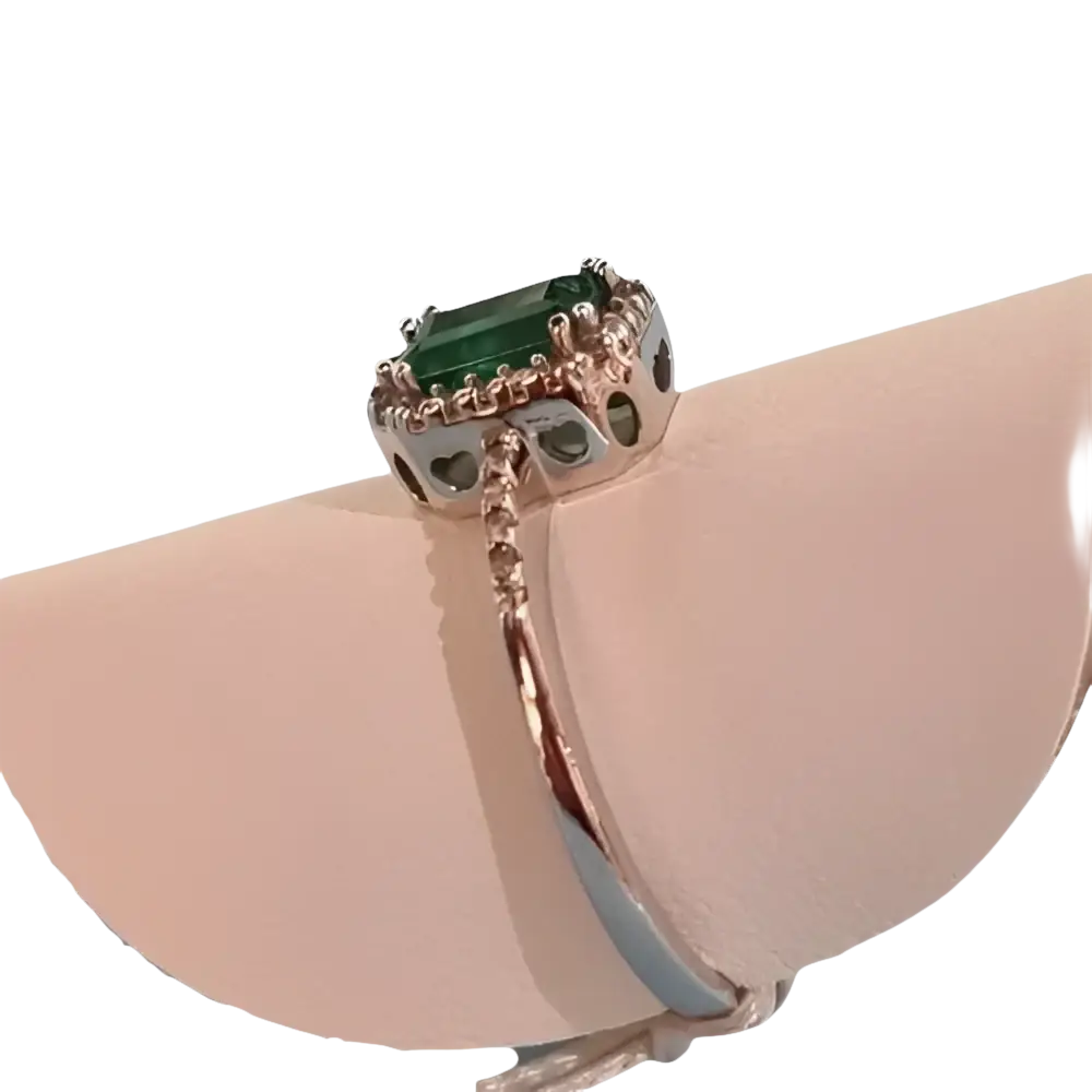 Anello Smeraldo e diamanti COMETE ANB 1896 con smeraldo a taglio smeraldo e halo di diamanti