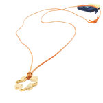 Pendente floreale in tono oro con cordoncino arancione sulla collana BLISS Quadrifoglio