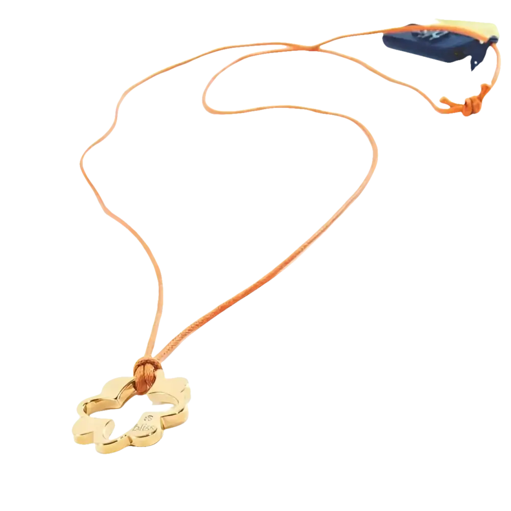 Pendente floreale in tono oro con cordoncino arancione sulla collana BLISS Quadrifoglio