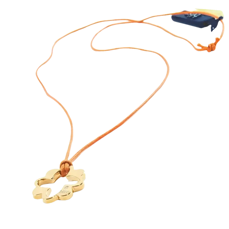 Pendente floreale in tono oro con cordoncino arancione sulla collana BLISS Quadrifoglio