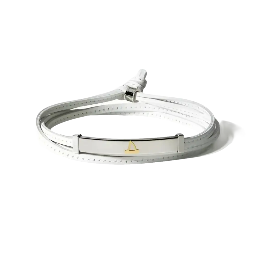 Bracciale uomo in pelle bianca con barra in argento e pendente vela d’oro