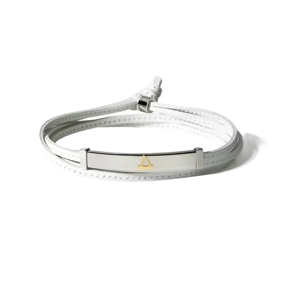 Bracciale uomo in pelle bianca con barra in argento e pendente vela d’oro