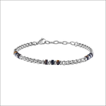 Braccialetto tono argento con catena alternata da maglie metalliche e perline sfaccettate colorate in tonalità di marrone, nero e grigio.